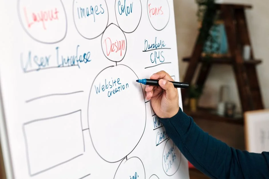 Bureau lumineux avec des ordinateurs affichant des données, illustrant la productivité dans un espace de travail.